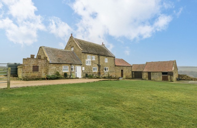 TIDKINHOW FARM, pet friendly, with open fire in Guisborough