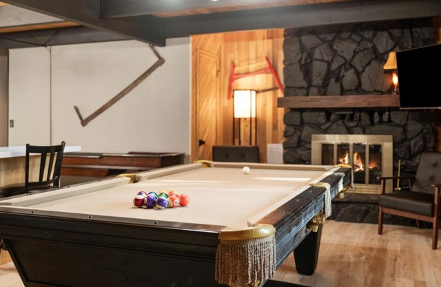 Timber Wolf Tavern - Walk to Slopes, Game Room, Pool Table, BBQ