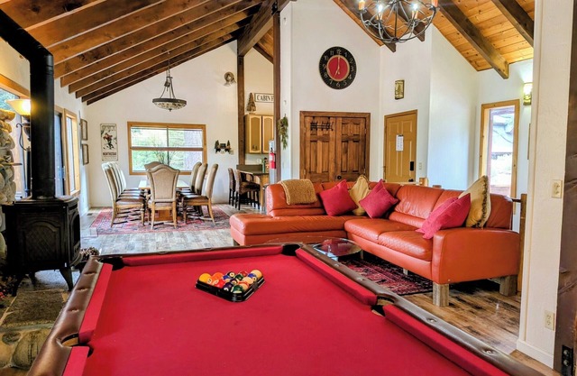 Timberhaus | Hot Tub & Pool Table, 10 Min to Beach!