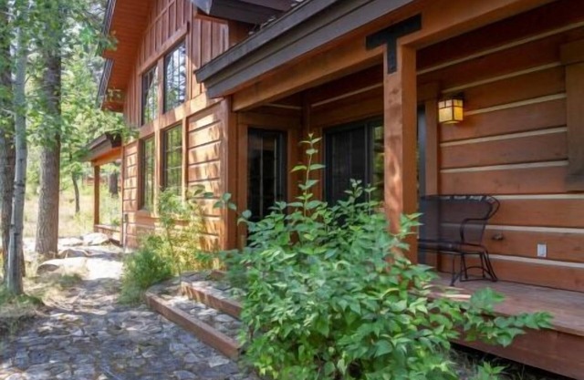 Timberwolf Chalet - Charming Chalet |Soaking Tub and Wood Fireplace
