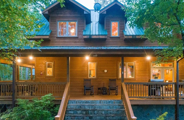 Timberwolf - Spacious Smoky Mountain Cabin w/Cornhole, Putt putt!
