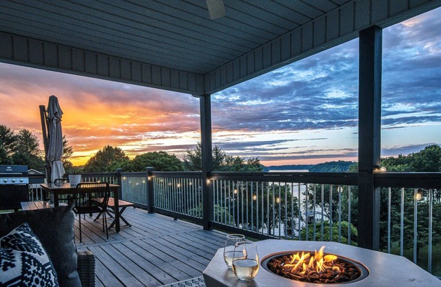 ☀️Tims Ford Bliss☀️ amazing Lakefront views, private Dock, Beach, Firepit, Fun!