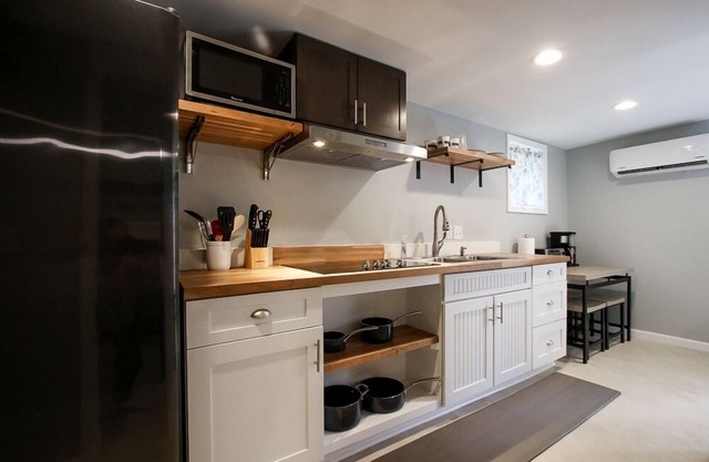 Tiny Cottage, Live with Pets in Central Savannah