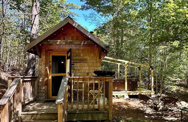 Tiny House with private hot tub on 100 acres