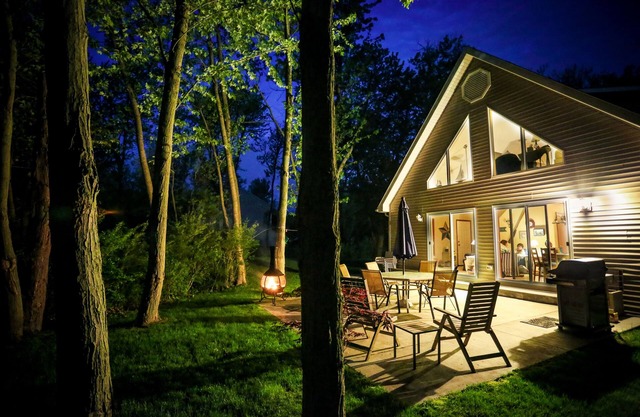 TLC By the Lake-Cozy, wooded cottage 4 miles N of SoHa 3BR 2B w/open loft area