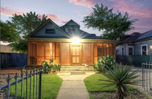 TOBIN HILL OASIS - PRIVATE POOL HOUSE 3BD/2.5BA, SCREENED IN PORCH, FULL KITCHEN