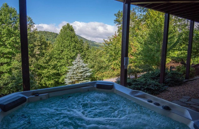 Todd Log Cabin w/Views + Hot Tub + Gas Fireplace + Game Room