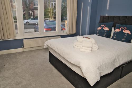 Together in Ealing, Modern 2-Bed Flat with Garden, Patio & Parking & Sleeps 5