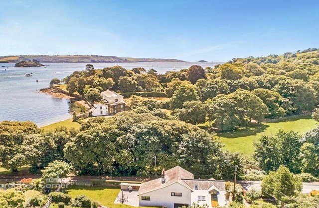 Toll Cottage uniquely positioned on the doorstep of Mount Edgcumbe Country Park