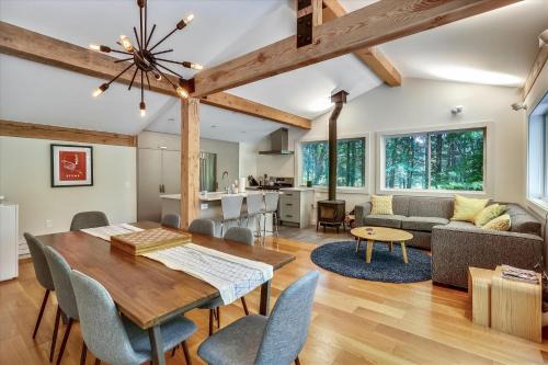 Tollhouse 10C: 3 br, ski-in/ski-out, woodstove, free ski shuttle, a/c, summer pool