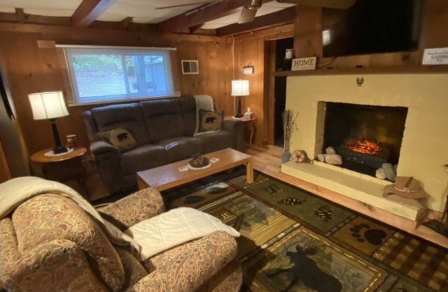 Toma trail cozy cabin, it’s hunting time and salmon are loaded in rivers