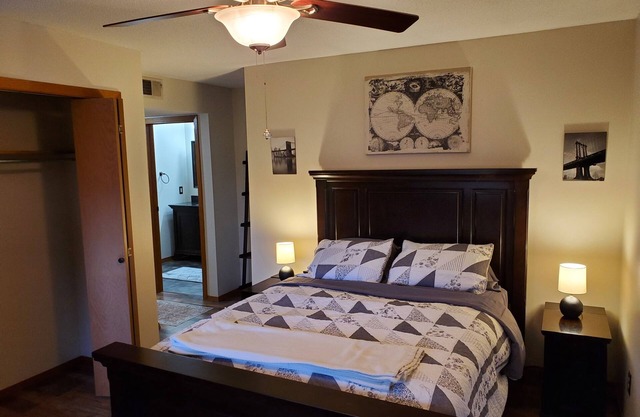 Tomar Park Apt with Porch and Fireplace KP101APT6