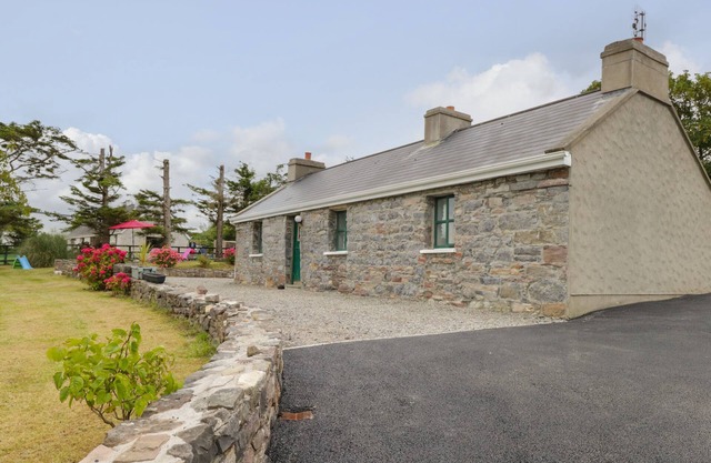 TOM’S COTTAGE, family friendly in Westport, County Mayo