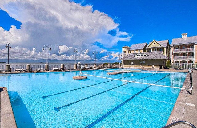 Top-floor beach condo w/partial bay views, shared pools, & central AC