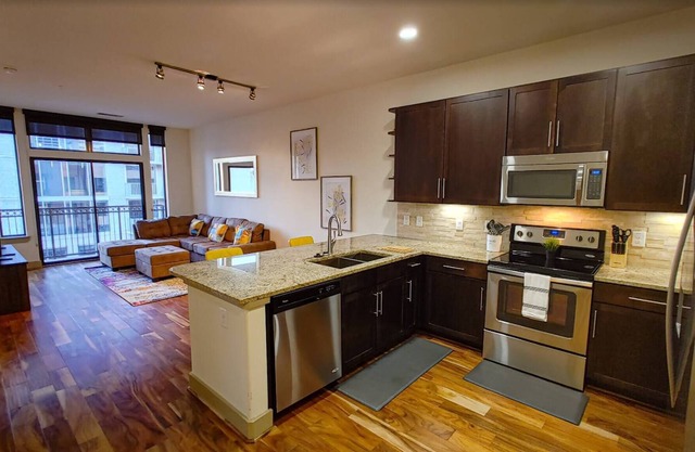 Top Floor Downtown 1x1 Just Feet From Metrorail