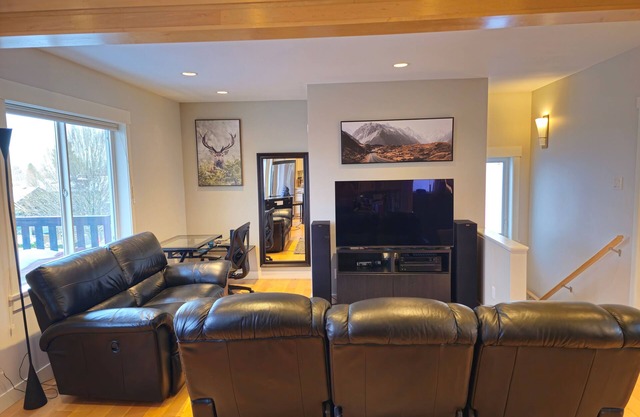 Top Floor Private Suite | King Bed | Balcony View | 15 min to Downtown Vancouver