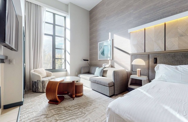 Top Floor Studio in Luxury Hotel, Natural Light, Across The Village