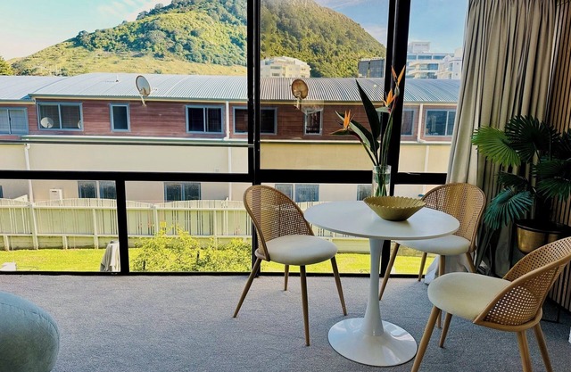 Top location! Self-check-in studio apartment 2 dble beds & sofa bed by the Mount