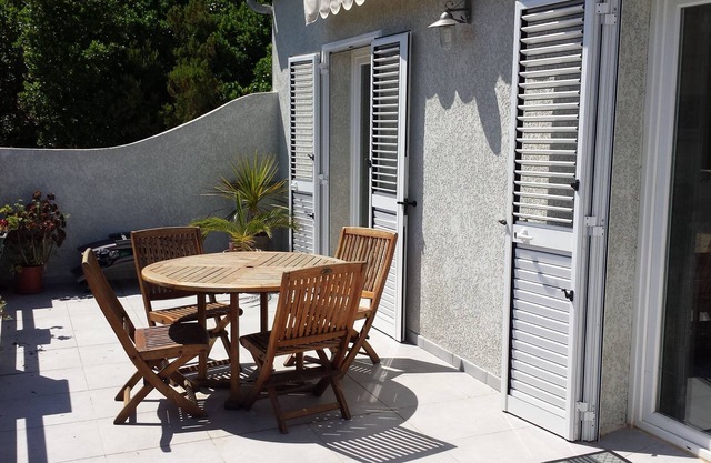 Top of villa with garden 3 min walk from the beach