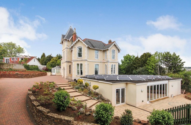 Torbay Rise. Seaside Villa with outstanding family facilities