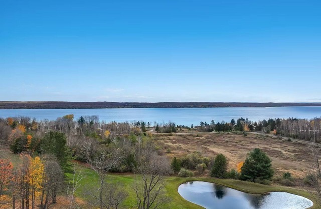 🛶 Torch Lake Vista – A-Ga-Ming Golf & Lakeview Condo | Large Patio ➠ 741/Unit 9A