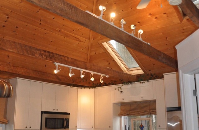 Toronto Beaches "Industrial Chic" 1 Bedroom Coach House