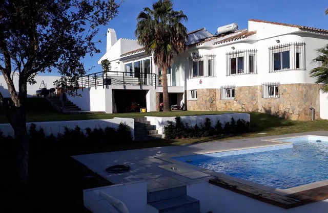 Torreguadiaro Villa - 2 mins walk from the bars and restaurants