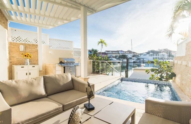 Totally Remodelled 4 Bedroom Townhouse w/Picuzzi & Deck