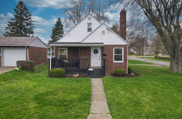 Touchdown Bungalow: Charming HOF Village Home