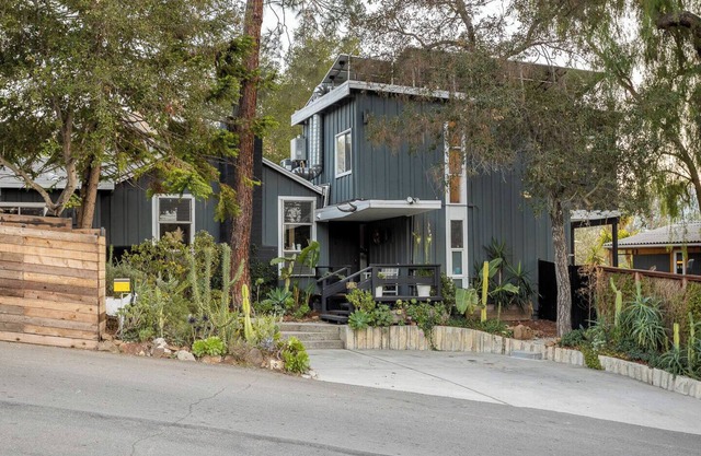Tour Topanga State Park from a Cozy Mountain Home