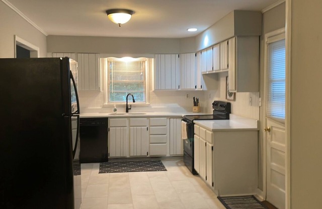 Town of Colonie Home w/deck and yard, I-87 closeby, 40 min to Saratoga