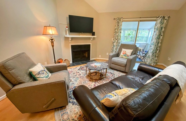 Townhome close to downtown- long term stay only. 10% off for July and August.