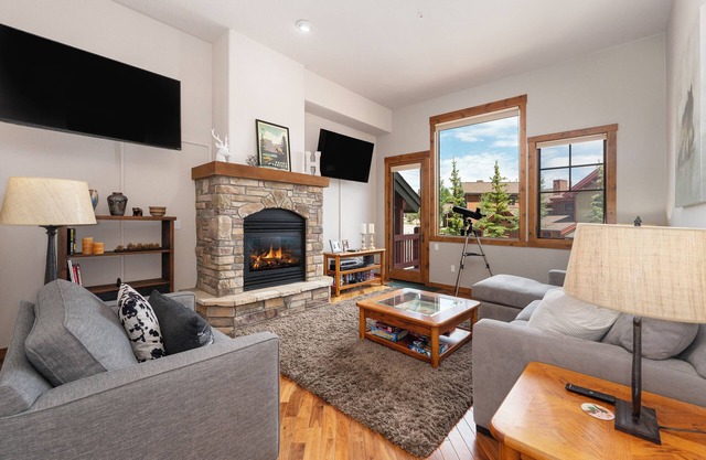 Townhome near slopes w/hot tub & views