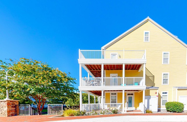 Townhome w/Canal & Bay Views, 2 Wrap-Around Decks - Walk to Pools/Beach