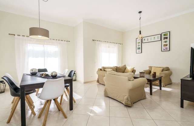 Townhouse for 6 w/pool and air con in Albufeira