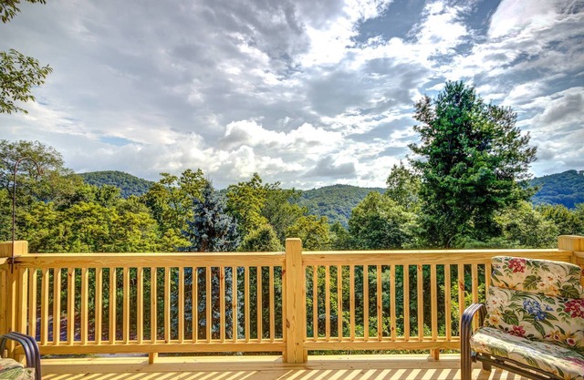 Townhouse with Mountain Views - Close to Boone and Blowing Rock