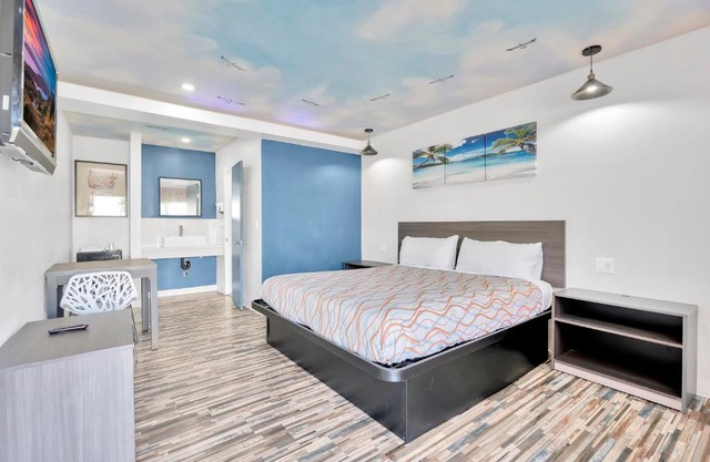 Tradewinds Motel