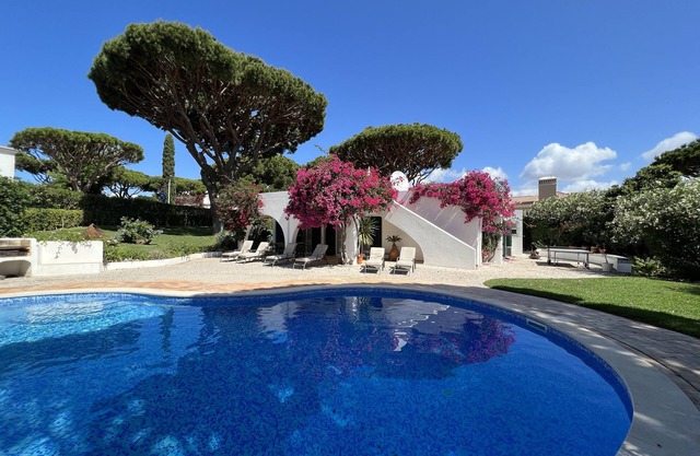 Traditional 3 bedroom villa with great pool in the heart of Vale do Lobo