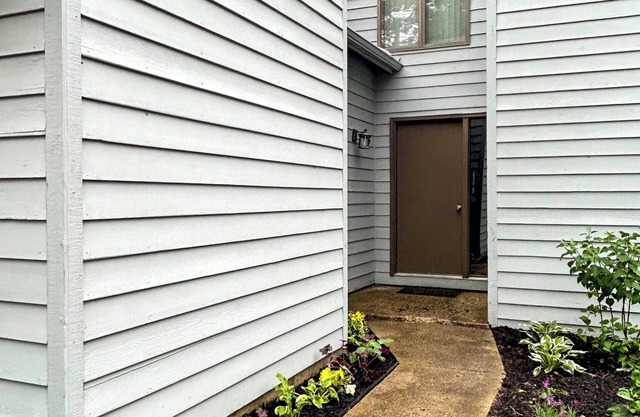 Traditional 4BR/3.5BA Hideaway Valley Condo, Harbor Springs/Petoskey Area.