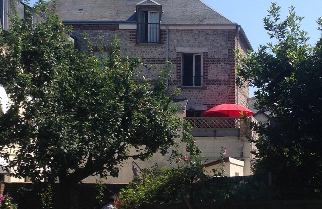 Traditional house 50 m from the beach in a listed village, with sea views