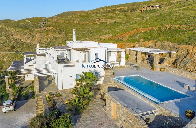 Traditional villa with a sea view and a swimming pool, ideal for large families