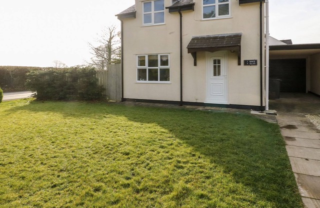 TRAETH Y BRYN, pet friendly, character holiday cottage in Pen-Lon