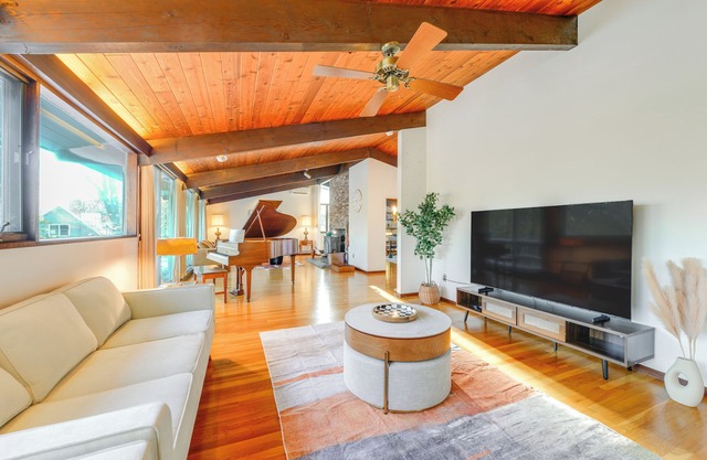 Trail Access On-Site: Gorgeous MCM Deck House!