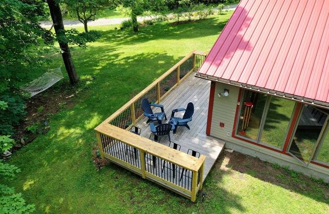 Trailside! Bike In Bike Out, Steps to Town. Outdoor shower, fire pit, & more.