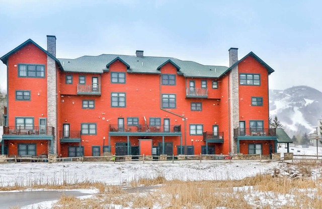 Trailside Escape 2BR, Views, Fireplace & Balcony