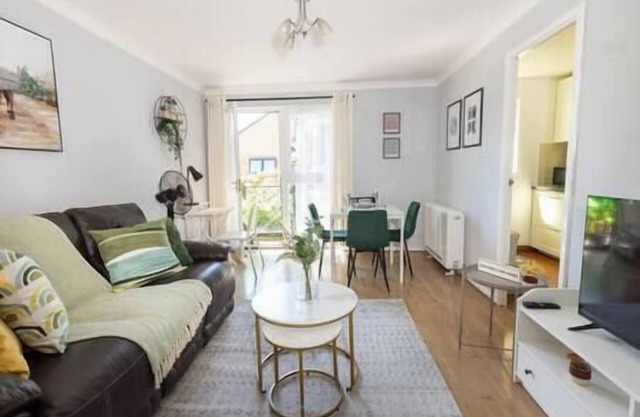 Tranquil 2 bed Apt Near Downtown & Free Parking