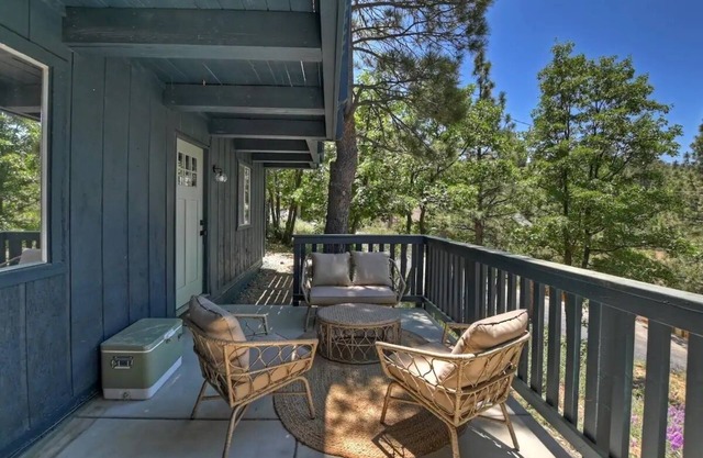 Tranquil 2-bedroom house with Peakaboo views of lake and slope in Big Bear