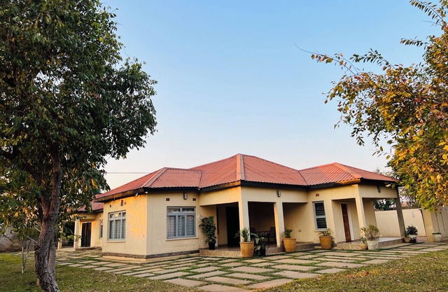 Tranquil 3-bedroom house with WiFi in Lusaka, New Kasama and power backup