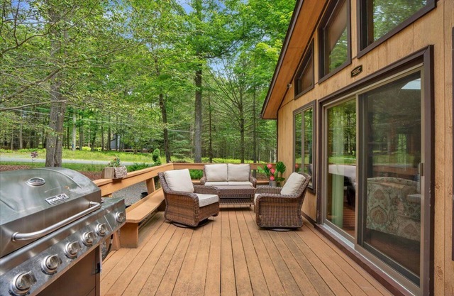Tranquil chalet in Big Bass Lake resort. Lake w/beach, pool, clubhouse!