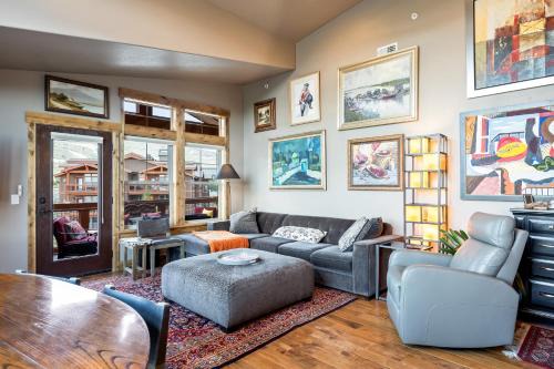 Tranquil Condo, Perfect for Ski & Summer Adventures! 3 Bedrooms, Private Patio, Sleeps 6